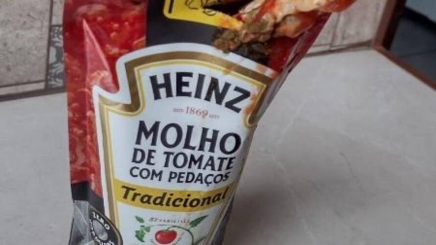 Mulher fica chocada ao encontrar pedaço de frango dentro de pacote lacrado de molho de tomate: "revirou o estômago"