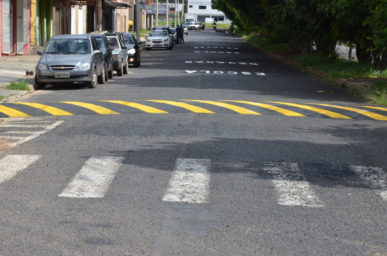 Uma das principais avenidas do bairro Recanto Elimar recebeu a instalação de lombadas nas duas pistas