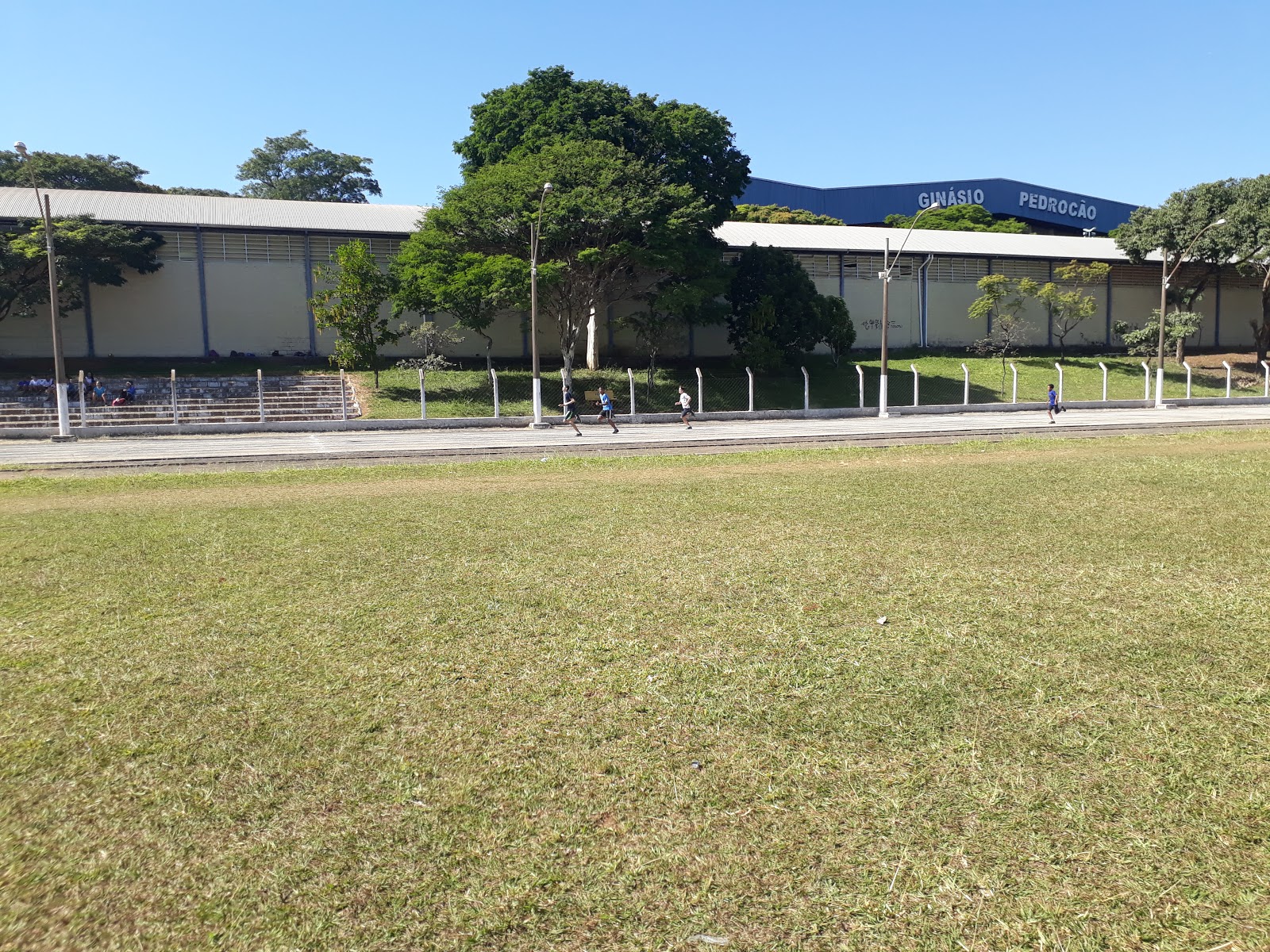 Pista de atletismo do Poliesportivo recebe novo sistema de iluminação