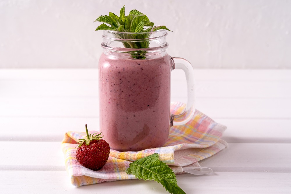 Está de dieta? Experimente este delicioso suco detox de maçã com morango e iogurte