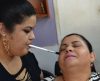 A brasileira sem movimento dos braços que realizou o sonho de virar maquiadora - Jornal da Franca