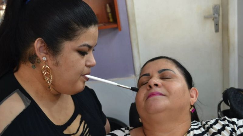 A brasileira sem movimento dos braços que realizou o sonho de virar maquiadora