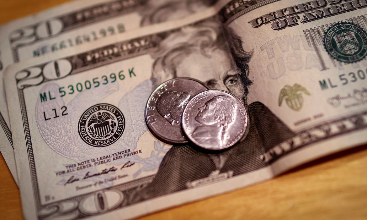 Bolsa no Brasil cai 1% e dólar sobe de leve em dia de mercado internacional retraído