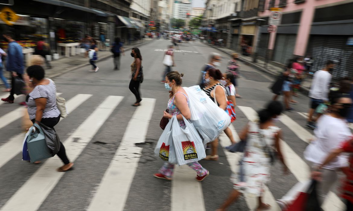 Juros para o crédito livre aumentam, chegam a 41% e esfolam famílias brasileiras