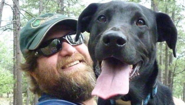 Este cão sensível salvou a vida de um desconhecido durante sua “voltinha do xixi”