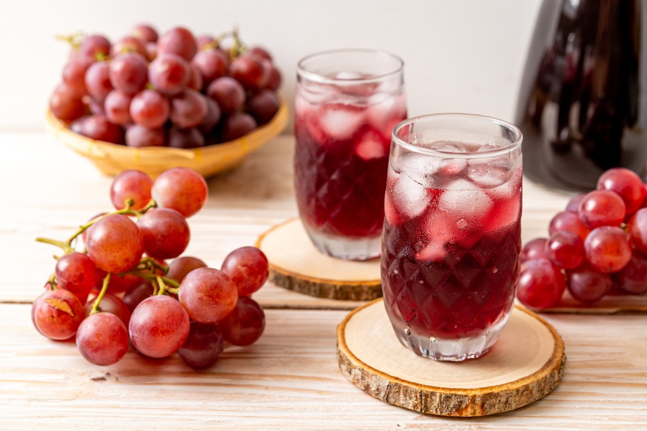 Suco de uva puro auxilia na perda de gordura abdominal, mostra estudo brasileiro