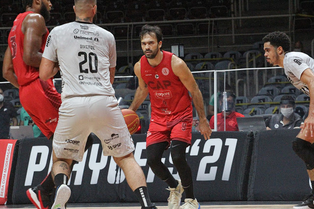 Bauru, de Alex Garcia, apanha do Paulistano na estreia das quartas de final do NBB