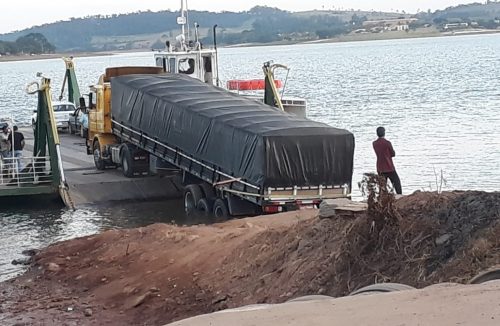 Por pouco: parte de caminhão cai no Rio Grande ao entrar na balsa de Delfinópolis - Jornal da Franca