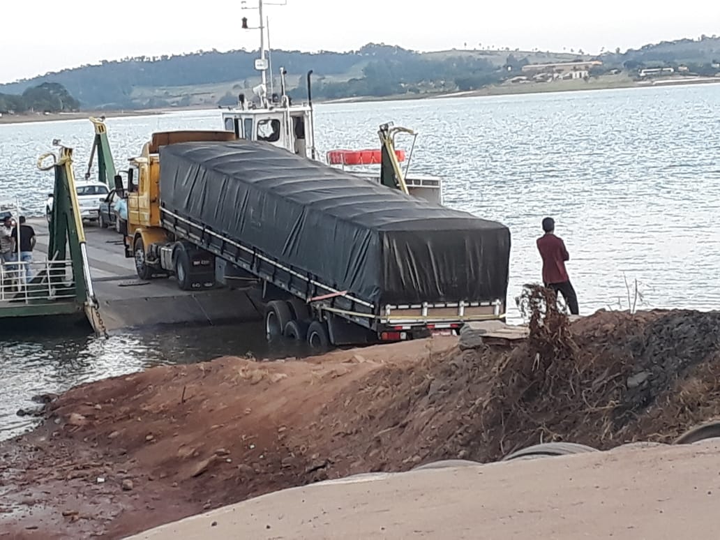 Por pouco: parte de caminhão cai no Rio Grande ao entrar na balsa de Delfinópolis