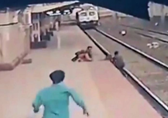 Funcionário salta nos trilhos e salva criança de ser atropelada por trem. Vídeo