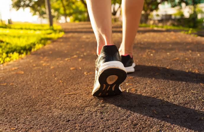Quer caminhar pra valer? Especialistas garantem: é melhor se exercitar sozinho