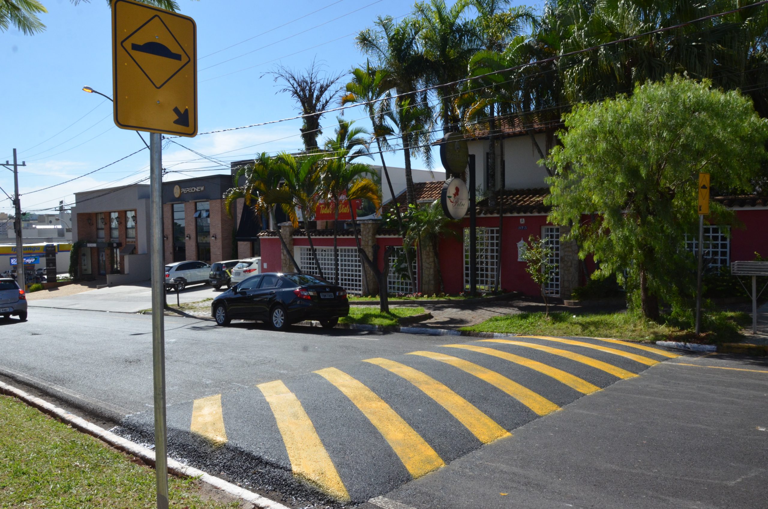 Novas lombadas são instaladas na av. Paulo VI para inibir excesso de velocidade