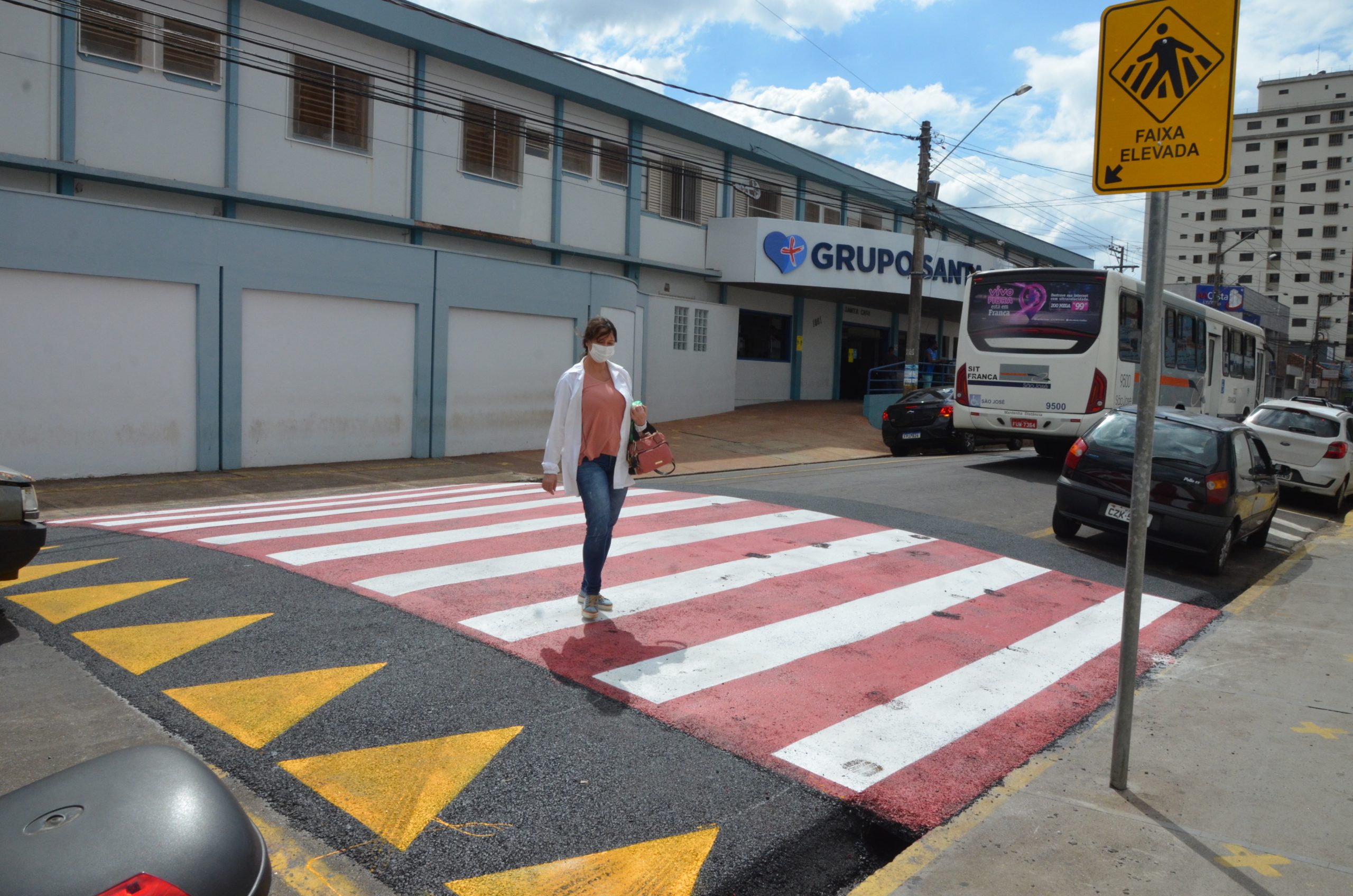 Rua Padre Anchieta, no centro de Franca, recebe lombofaixa em frente à Santa Casa