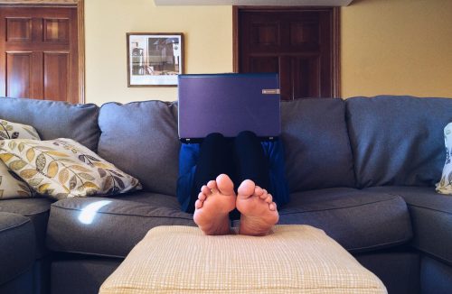 Postura errada no home office reduz a produtividade e afeta a saúde, corrija agora! - Jornal da Franca