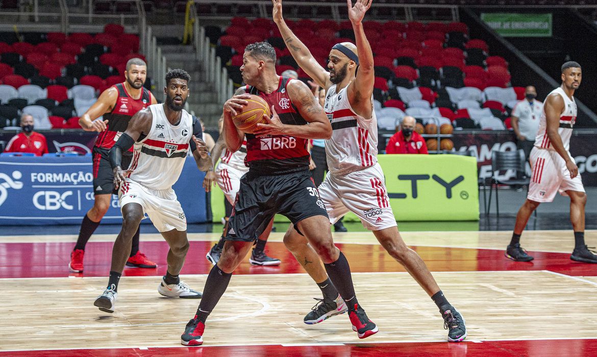 Imbatível, Flamengo volta a vencer o São Paulo e já coloca as mãos na taça do NBB-13