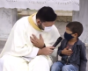 Vídeo: Menininho interrompe padre e pede oração para padrinho que está com Covid - Jornal da Franca