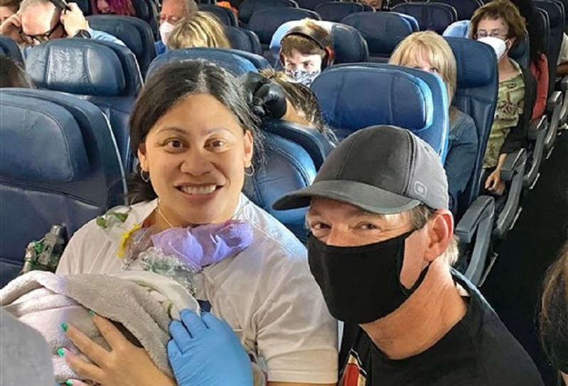 Sem saber que estava grávida, mulher dá a luz em voo e sai do avião com bebê no colo