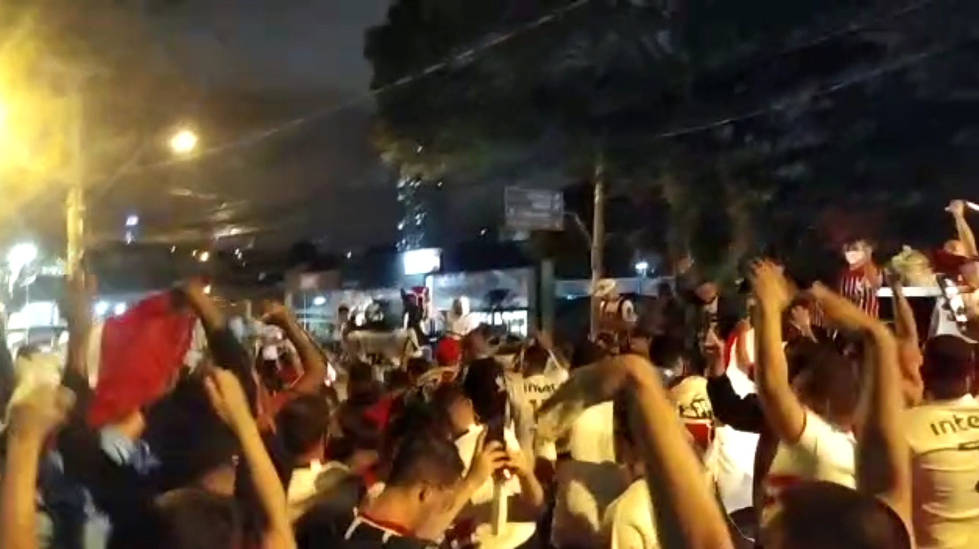 Torcedores ignoram pandemia e se aglomeram na Champagnat para celebrar título. Video