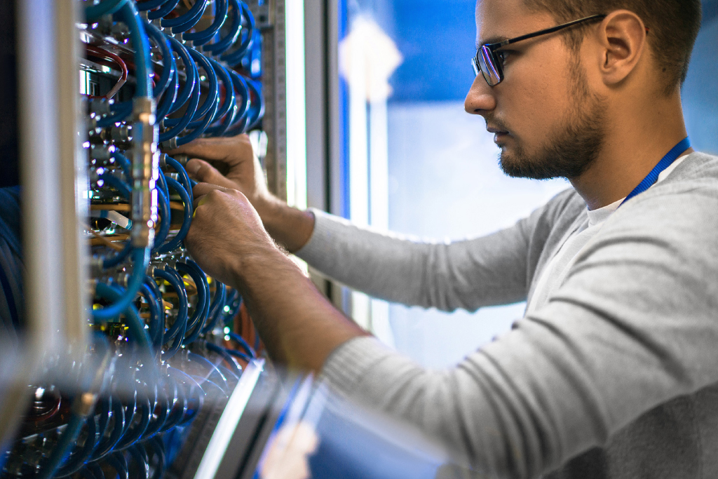 Senai abre cursos gratuitos para reparos, configurações de computadores e redes