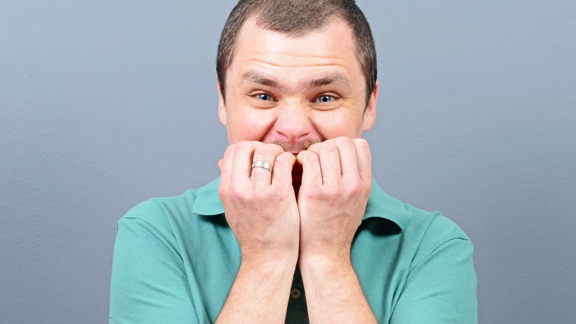 Sinais de ansiedade: entenda os sintomas físicos e mentais