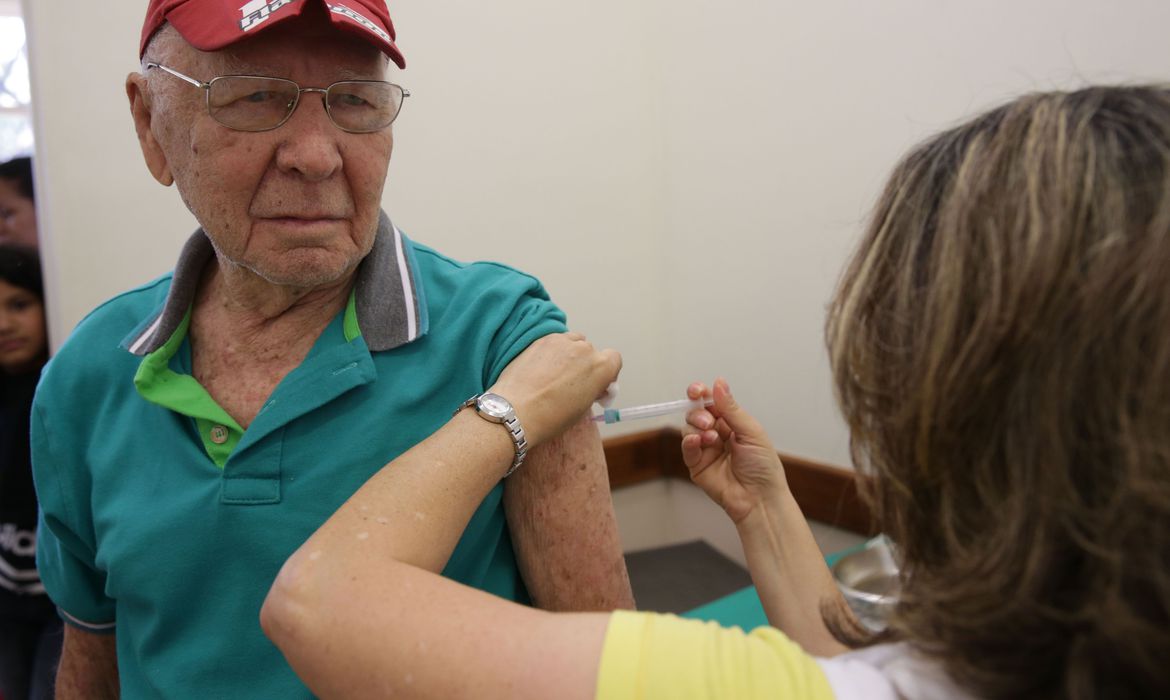 Idosos com 69 anos ou mais e pessoal da saúde podem se vacinar. Mas contra a gripe
