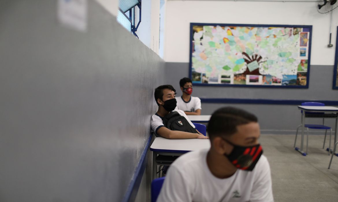 Secretaria de Educação do Estado de SP volta a recomendar uso de máscaras em escolas