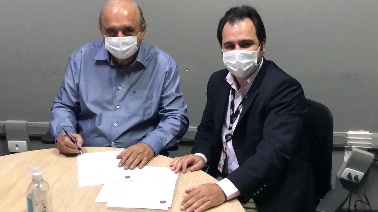 Prefeito de Rifaina assina convênio de R$ 350 mil para comprar uma pá-carregadeira