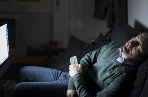 Você tem o hábito de dormir com a televisão ligada? Essa pode ser uma péssima ideia! - Jornal da Franca