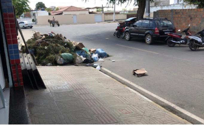 Prefeito despeja lixo na porta das casas para educar população. E se a moda pega?
