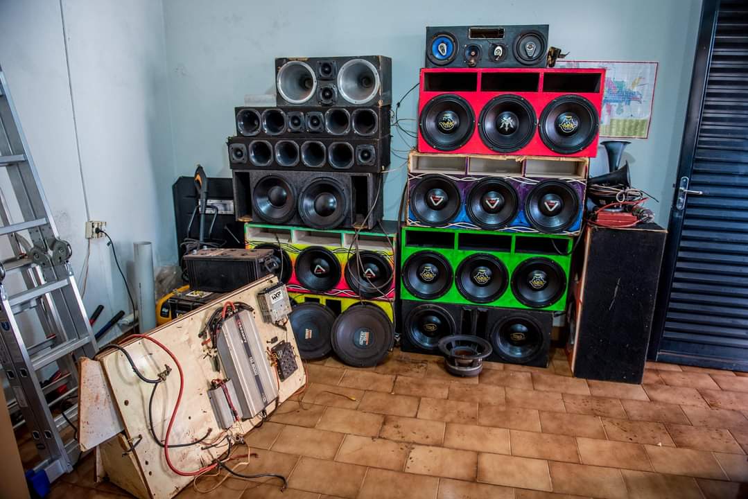 Operação pega equipamento de som para festas clandestinas, em Morro Agudo