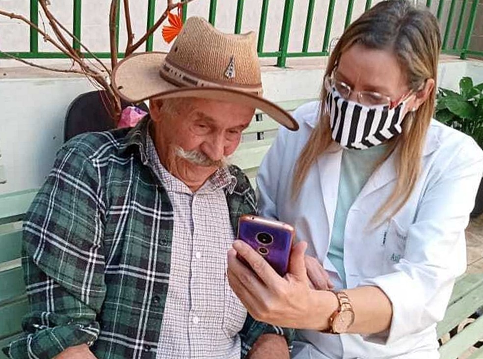 Falar por chamada de vídeo pode ajudar pessoas mais velhas a evitar demência