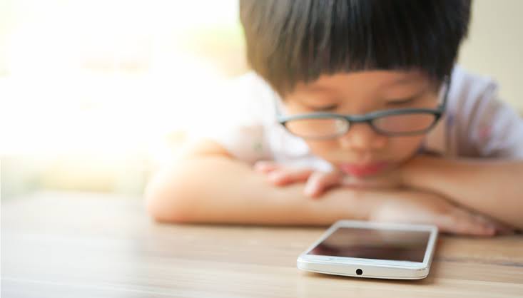 Crianças que sabem utilizar o celular são mesmo mais inteligentes? Saiba a verdade
