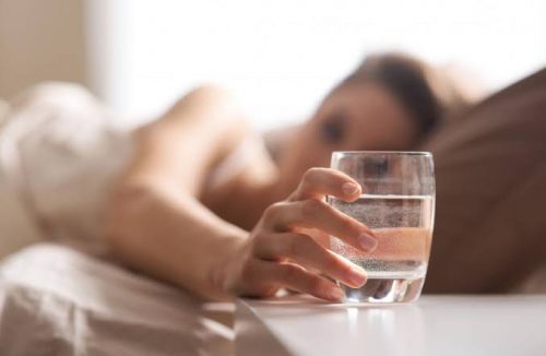 Você bebe água antes de dormir? Saiba o que esse hábito pode causar para a sua vida - Jornal da Franca