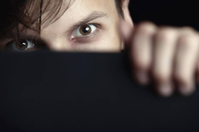 Você curte dar uma “stalkeada”? Saiba que isso é crime e pode resultar até em cadeia