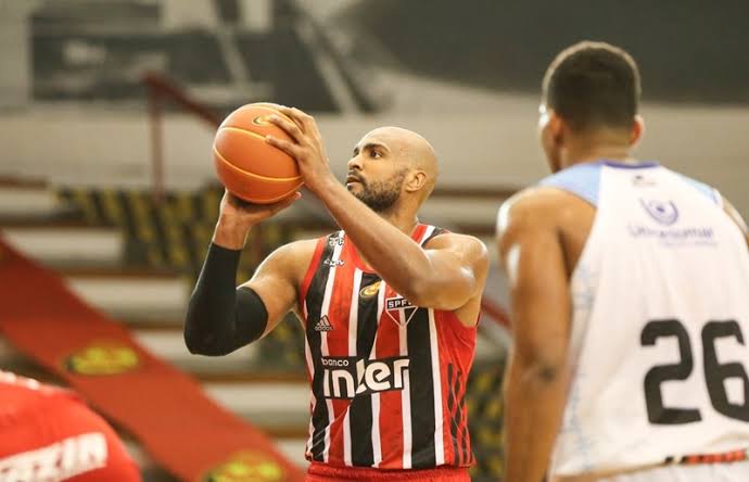 Com um pé na decisão, Flamengo e São Paulo entram em quadra nesta noite pelo NBB
