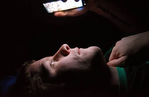 Poe essa você esperava? Mexer no celular à noite ajuda a engordar após os 40 anos - Jornal da Franca