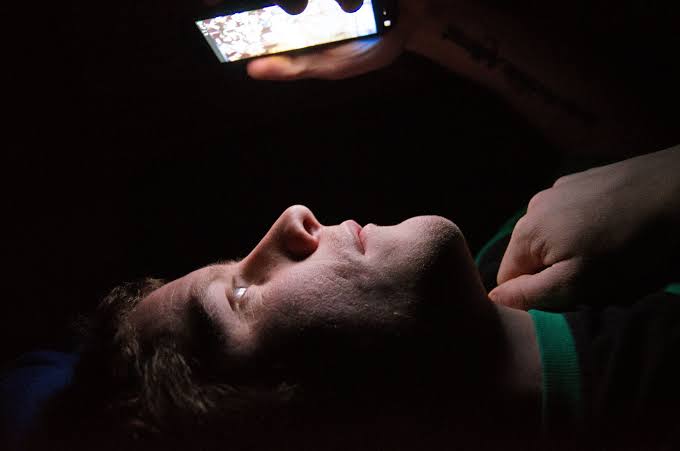 Poe essa você esperava? Mexer no celular à noite ajuda a engordar após os 40 anos