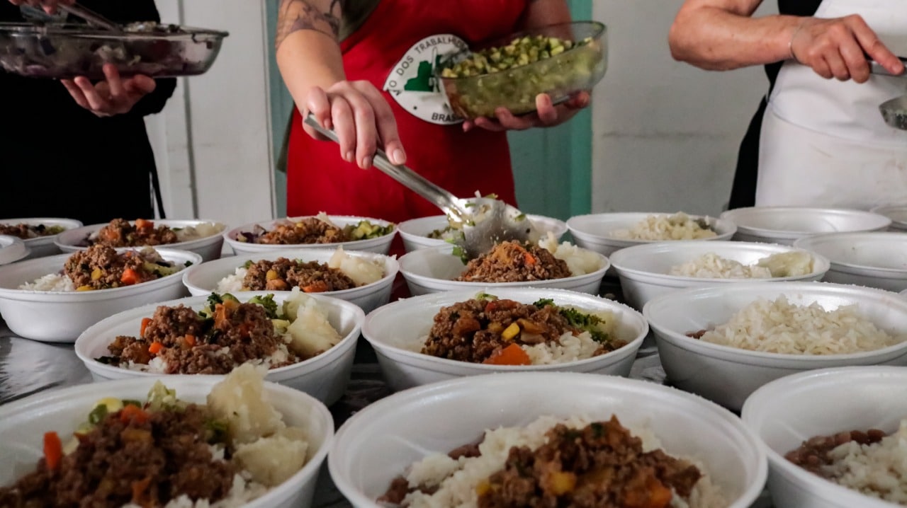 Estudantes de Sales de Oliveira começam a receber marmitas para reforçar alimentação