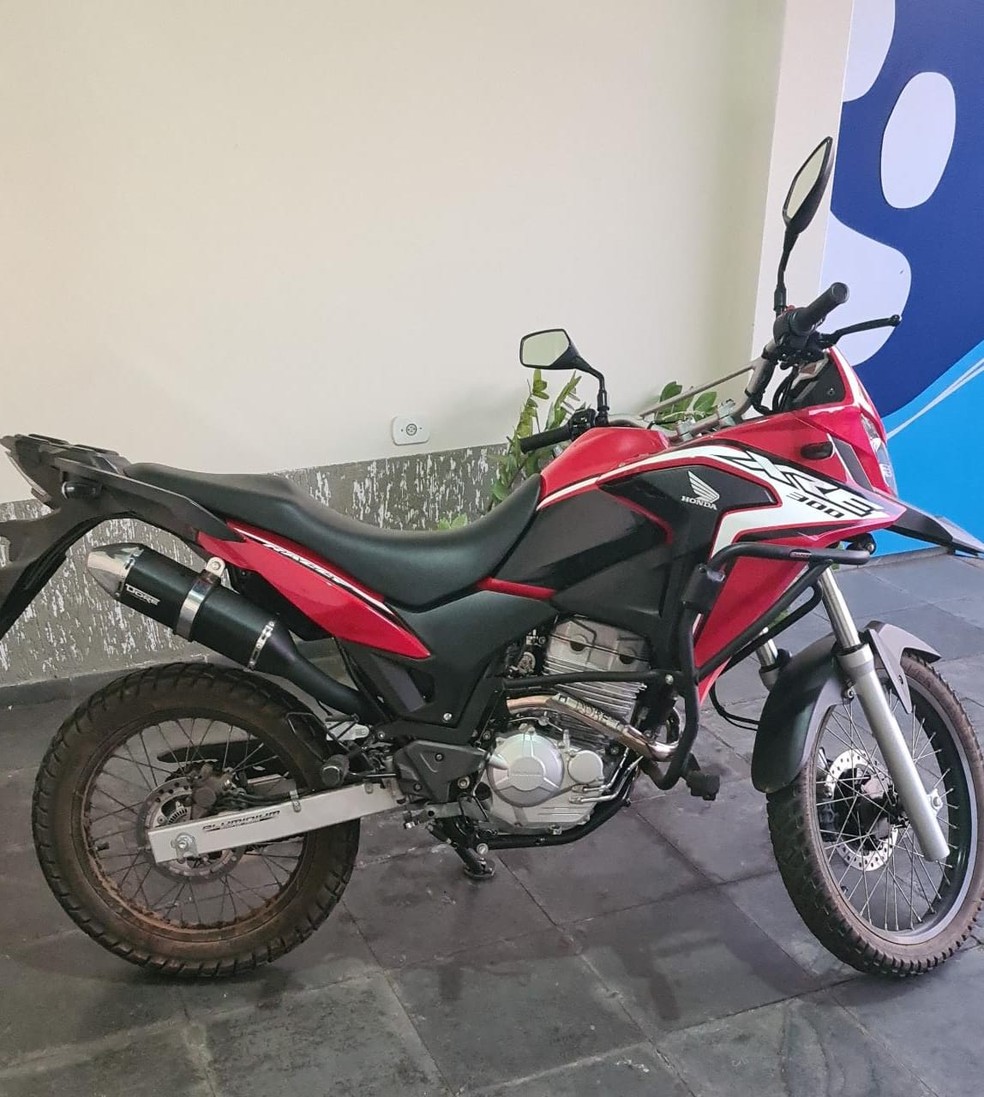 Mulher leva multa de trânsito por pilotar moto sem cinto de segurança!