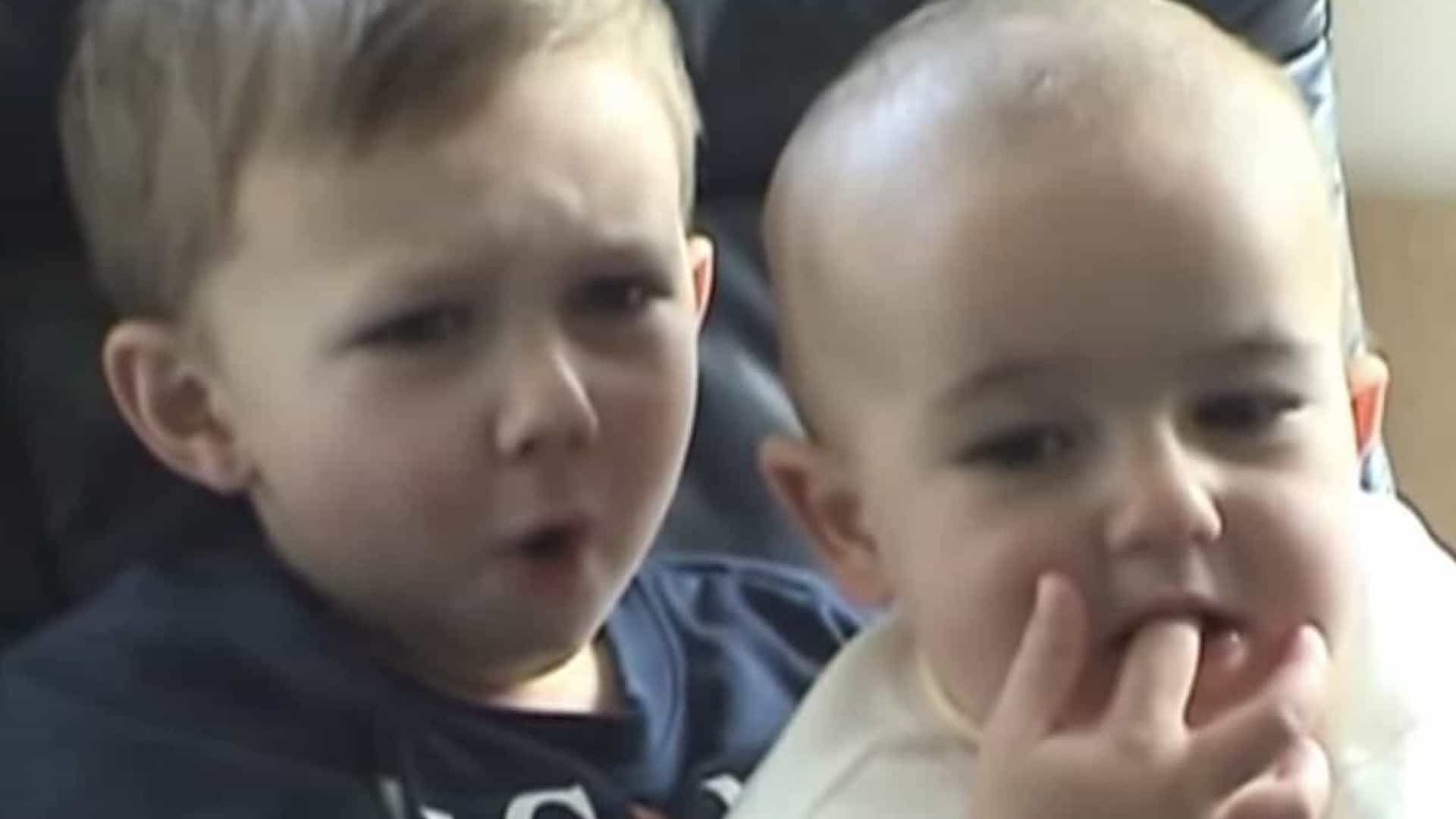 Vídeo viral em que bebê morde o dedo do irmão é vendido por 4 milhões de reais