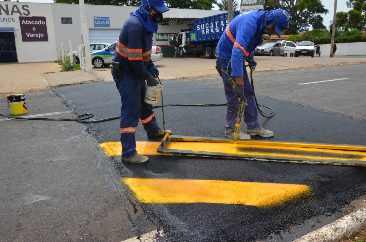 Programa Franca em Ação dá sequência à instalação e pintura de novas lombadas
