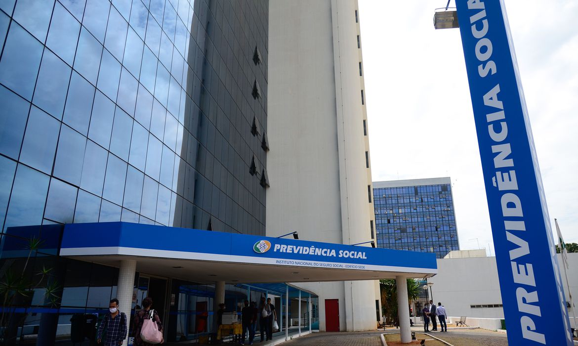 Informais nascidos em setembro podem sacar o auxílio do governo nas contas da Caixa