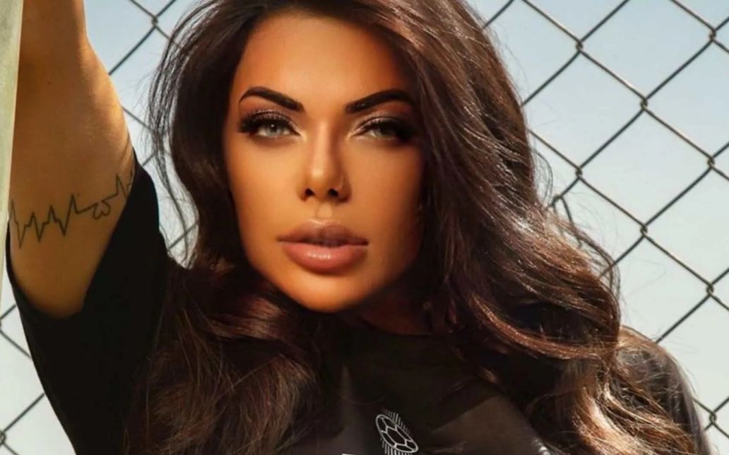 Tem doido pra tudo: fã compra água do banho de ex-miss Bumbum por quase R$ 38 mil