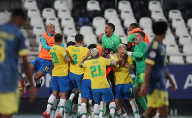 Seleção Brasileira vence a Colômbia no sufoco e garante primeiro lugar em seu grupo
