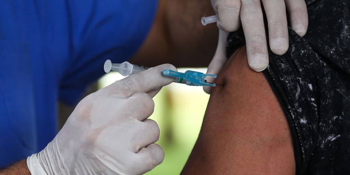 Pessoas de 30 a 39 anos com comorbidade e deficiência serão vacinadas contra covid