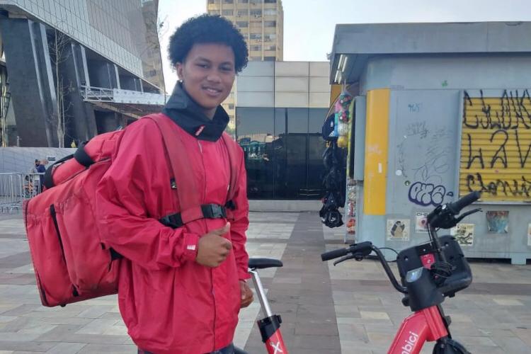 Cliente mobiliza internet para encontrar entregador de aplicativo em SP e doar moto