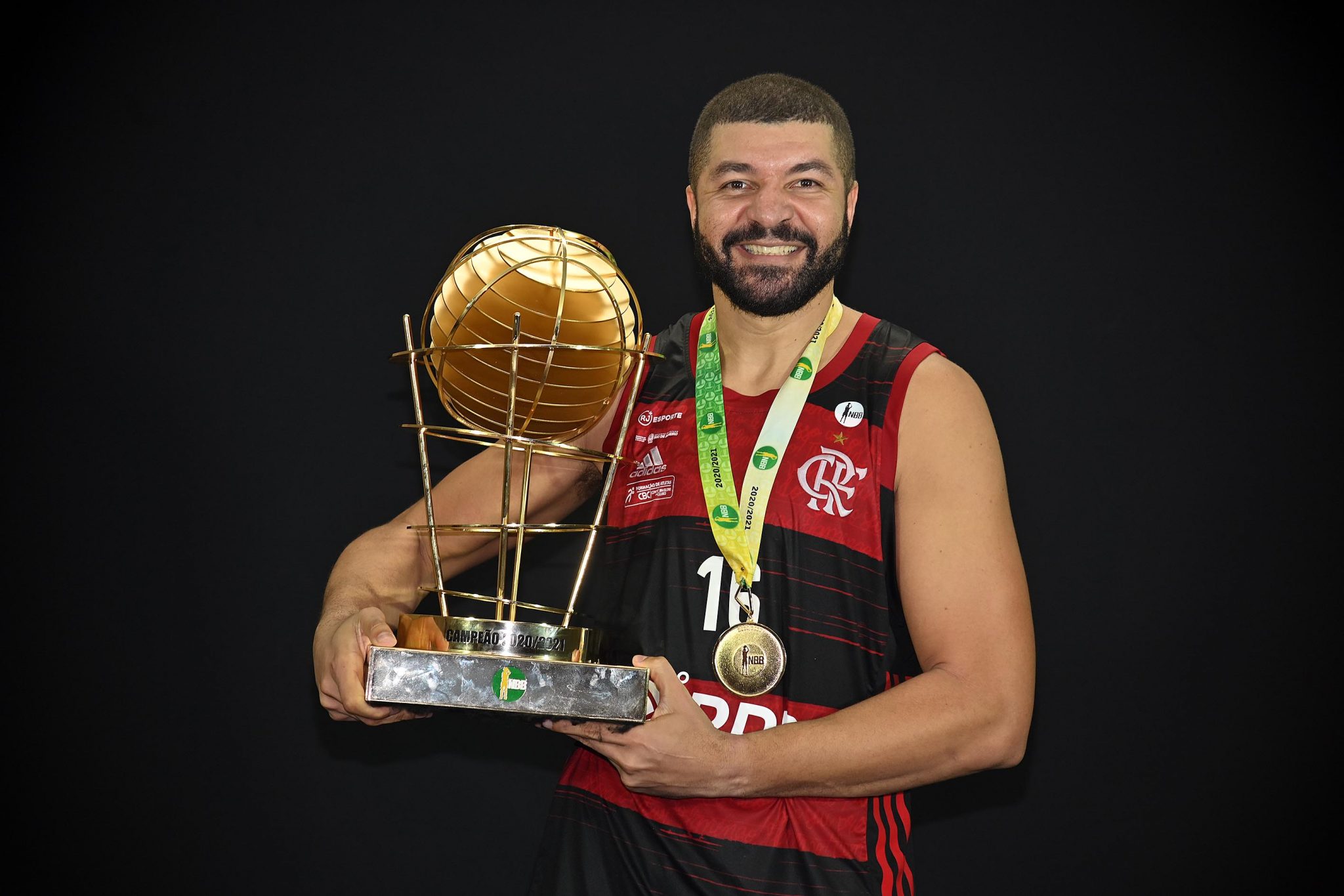 Flamengo faz renovação do técnico Gustavo De Conti e Olivinha pra próxima temporada