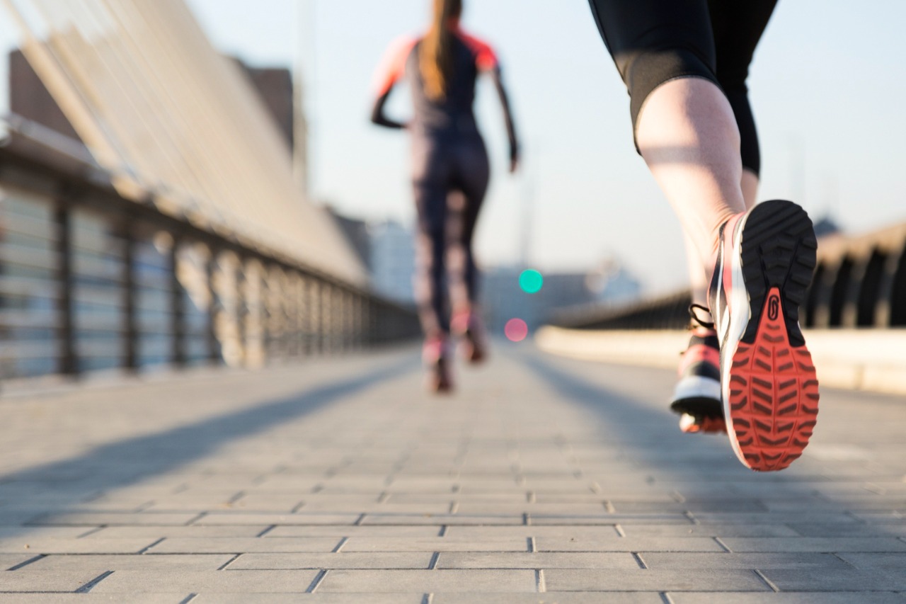 7 hábitos que estão sabotando a sua caminhada ou corrida matinal e como vencê-los