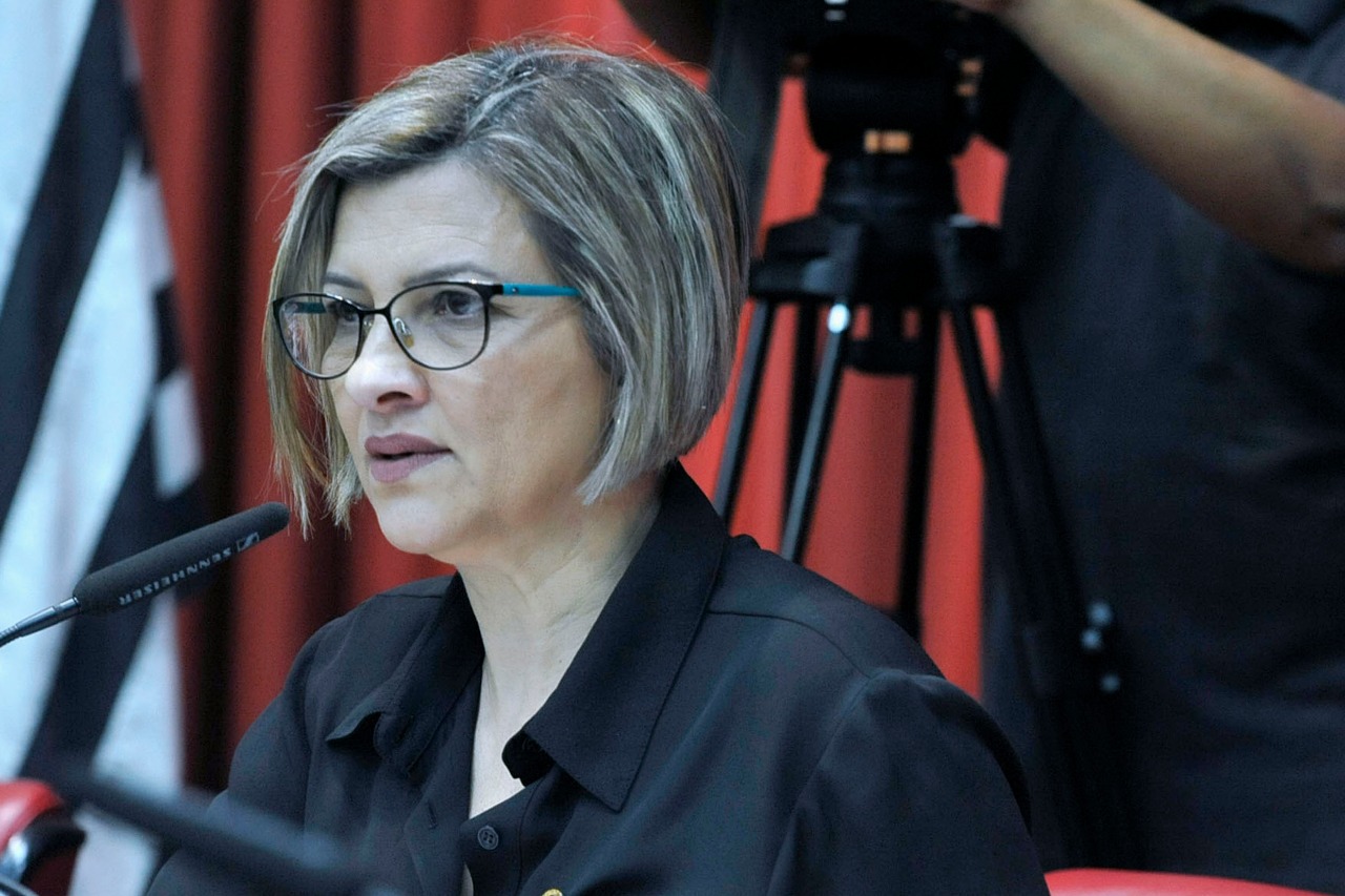 Deputada Graciela pede para governo imunizar adolescentes a partir de 12 anos