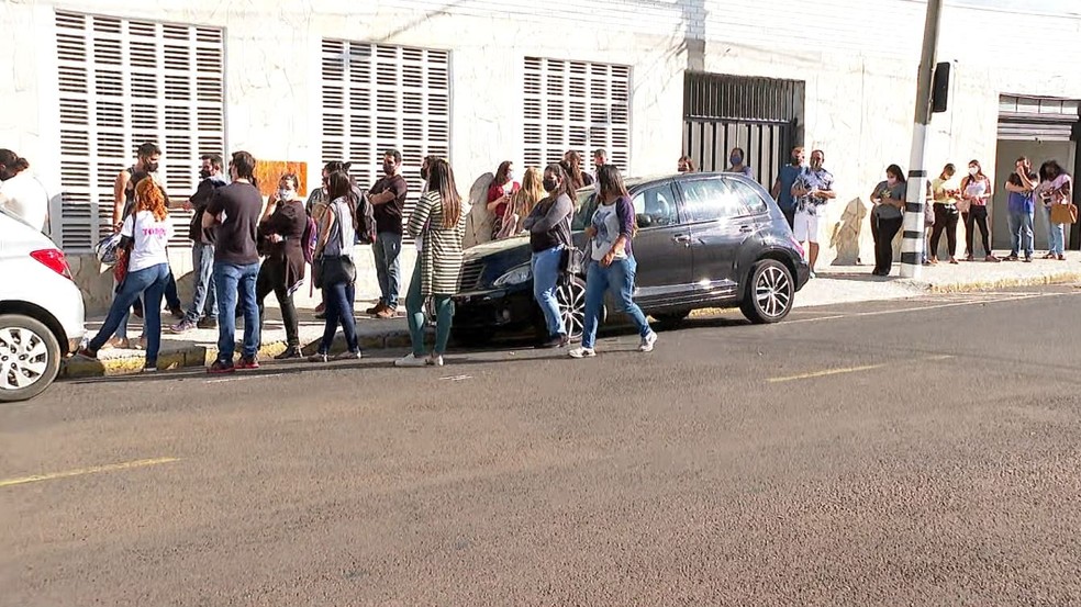 Filas marcam vacinação contra a Covid em profissionais da educação em Franca